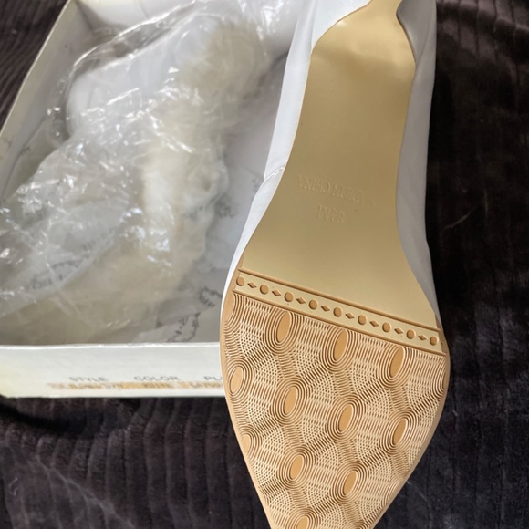 White fur boots. - Picture 3 of 5